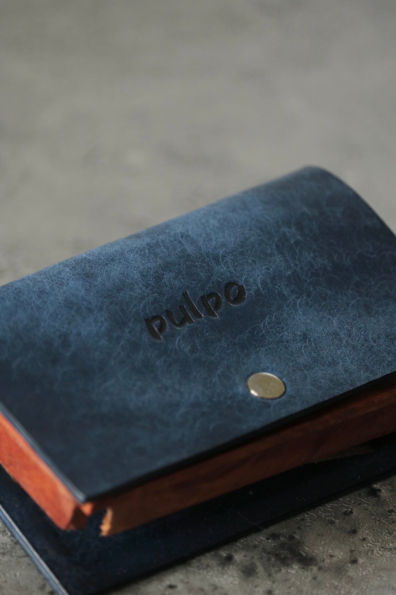 木の名刺入れ　ブルー